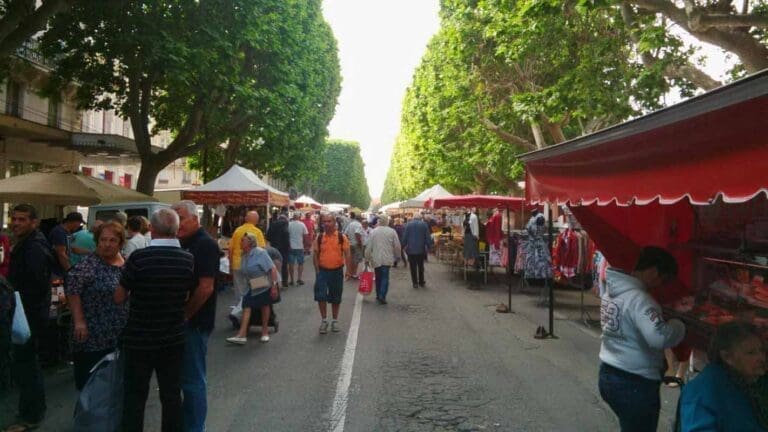 Marché avenue Victor Hugo à Sète