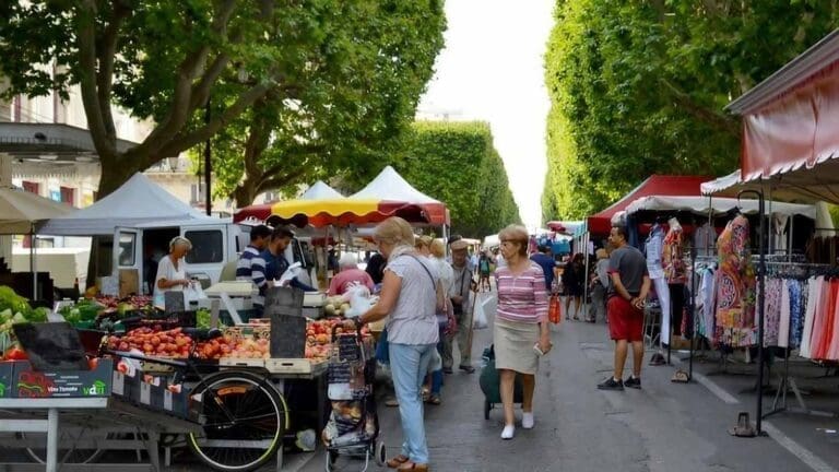 Marché avenue Victor Hugo à Sète