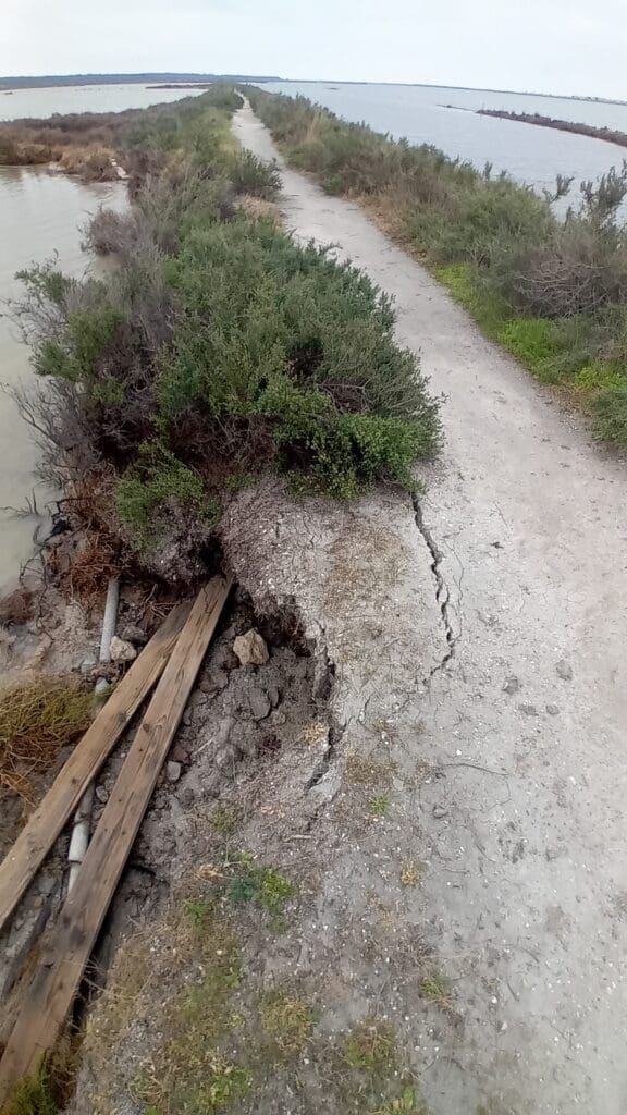 Ici7 Salins De Frontignan Digue Degradee Apres Les Intemperies Im A59eed